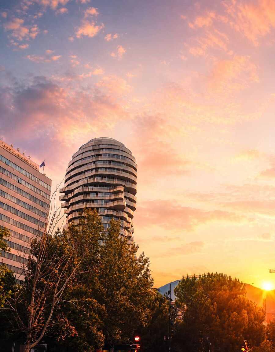 Kullë banimi moderne e rrumbullakët pranë Hotel Tirana International në perëndim të diellit