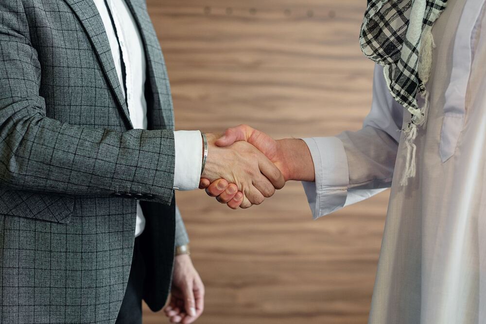 Dy partnerë biznesi që shtrëngojnë duart